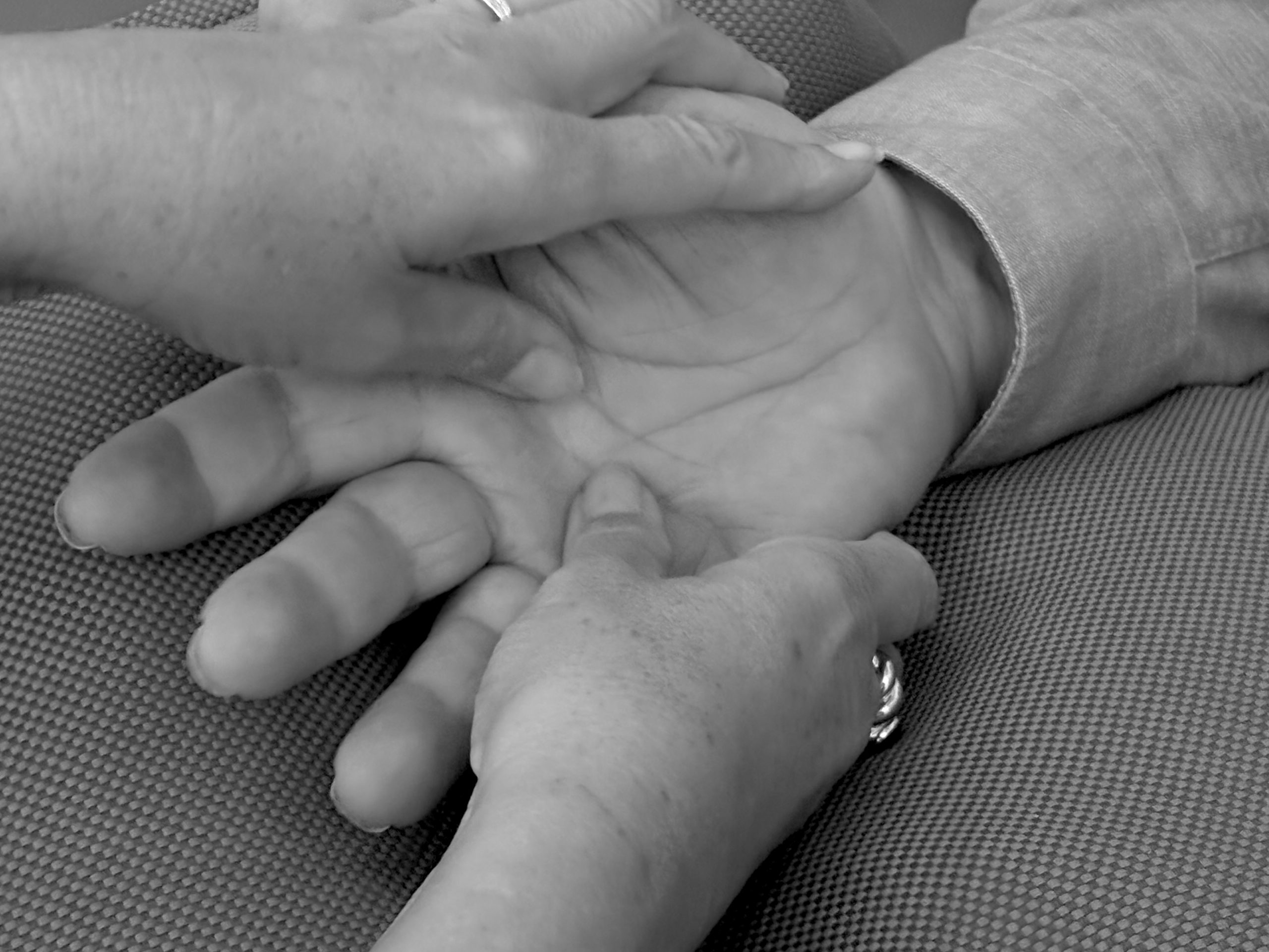 31.05.: Smartphone Finger Massage Partizipative Performance / Intervention von MUELLER-DIVJAK (Jeanette Müller & Paul Divjak)